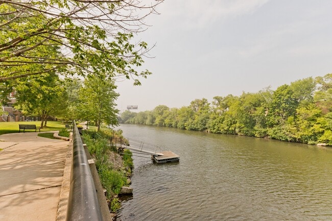 Building Photo - 2911 N Western Ave