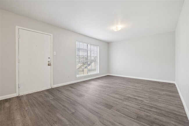 Foto del edificio - 1716 Crownover Rd