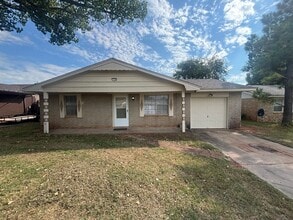Building Photo - 328 E Hillcrest Ln