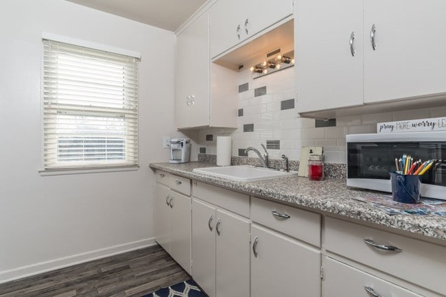 Kitchen - 1702 S Phillips Ave