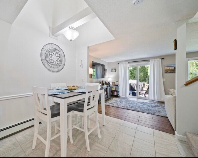 Dining - 39 Bluffs Dr
