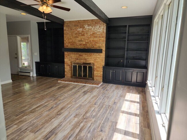 Foto del edificio - Incredible 5 Bedroom Home with Detached Garage in West Point!