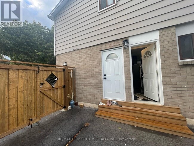 Building Photo - 256 Birchcliffe Crescent