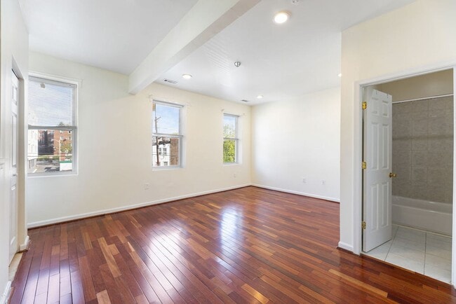 Building Photo - 806 Kennedy St NW