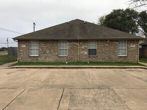 Building Photo - 501 Sally Ln