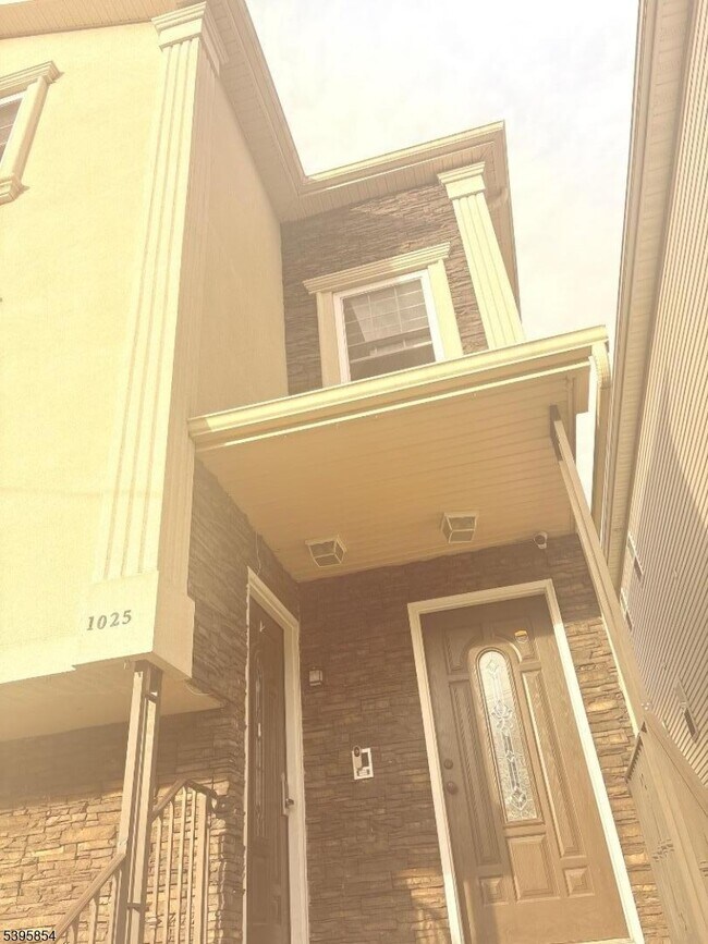 Foto del edificio - 1025 E Grand St