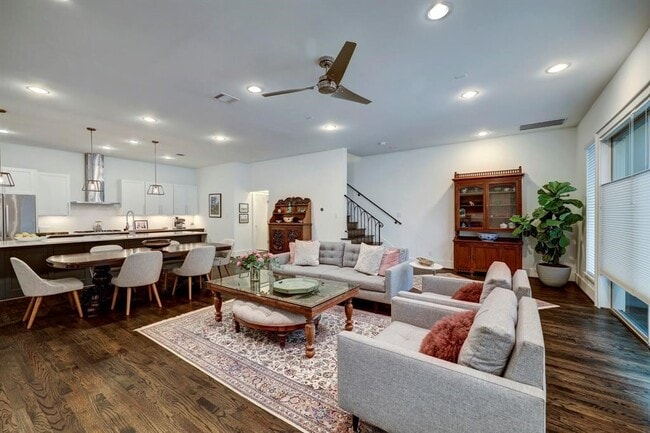 Building Photo - 2007 Brun St