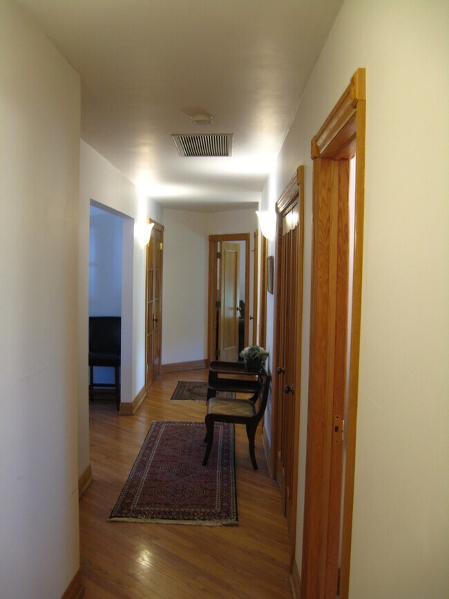 Building Photo - 536 N Oak Park Ave