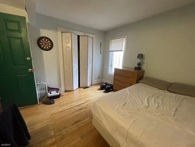 Building Photo - 6 br, 2.5 bath House - 340 S Division St