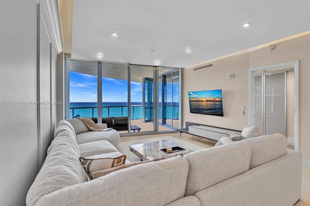 Foto principal - 17121 Collins Ave