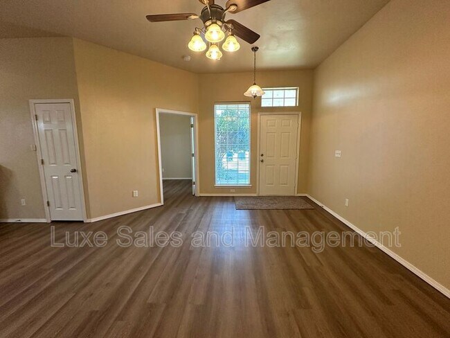 Foto del edificio - 706 Rockridge Cir