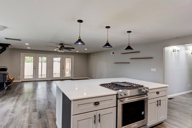 Foto del edificio - Spacious 3 Bedroom 2 Bath in desirable neighborhood