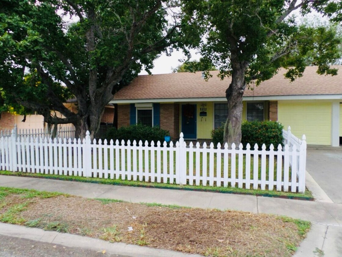 Primary Photo - 3 Bedroom 2 Bath House in Corpus Christi!