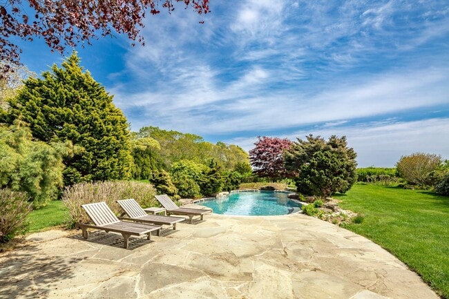 Foto del edificio - 869 Head of Pond Rd