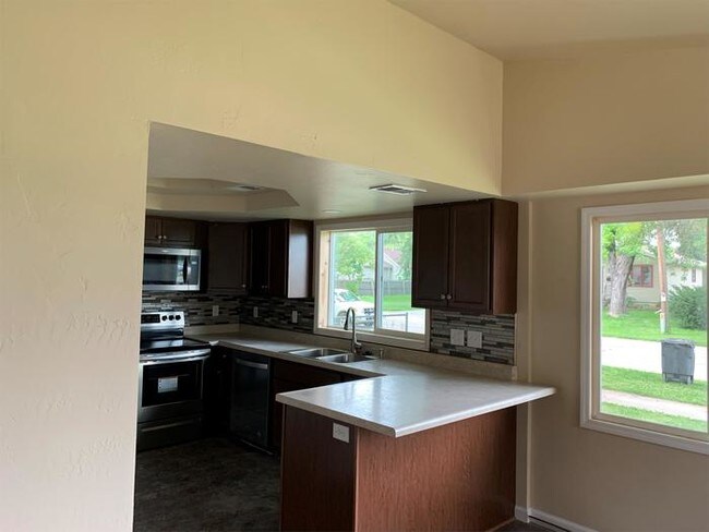Building Photo - Great Location, completely remodeled