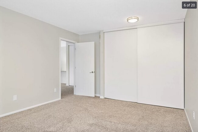 Foto del edificio - 4430 Cedar Lake Rd S