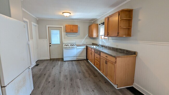 Foto del edificio - 914 Kampenga, 3 bedroom house with basement