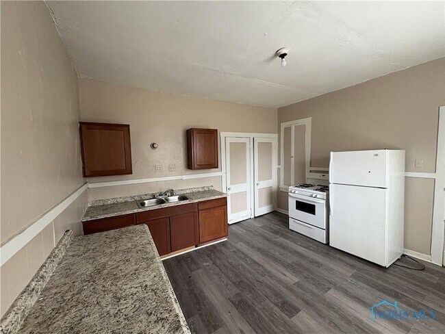 Foto del edificio - 1614 Pinewood Ave