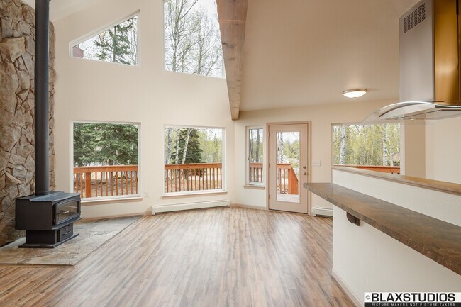 Building Photo - Gorgeous ProwFront Shows like NEW!
