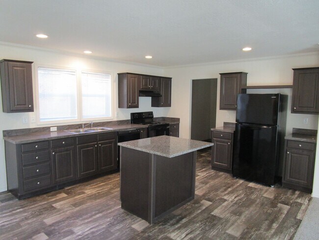 Building Photo - Newer Spacious Home in Ochoco West Subdivision - Available Soon!