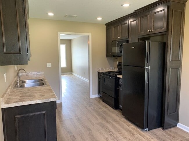 Building Photo - 2 BR / 2 BA with tons of upgrades