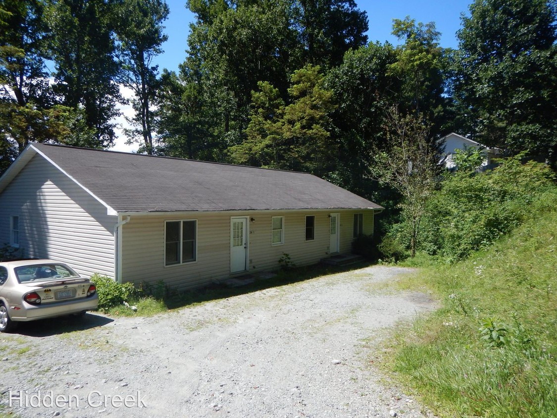 Primary Photo - 216 King's Ridge Rd