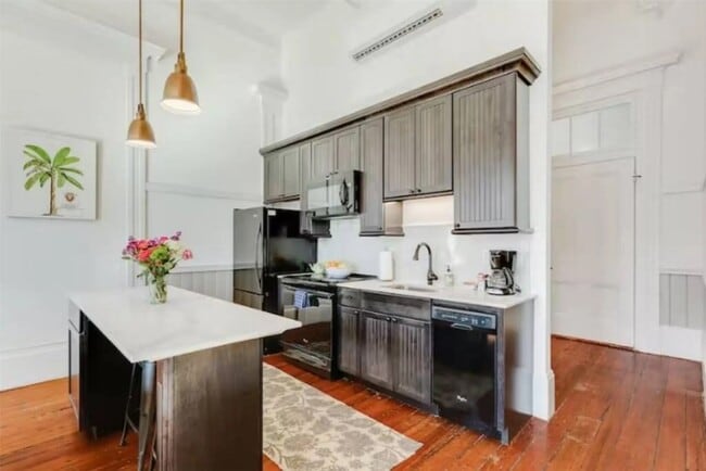 Building Photo - 2010 The Strand