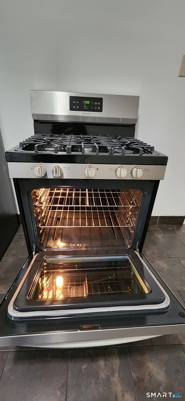 Building Photo - 24 Meadow St