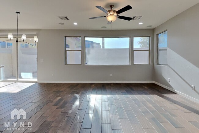 Foto del edificio - 421 N 119th Dr