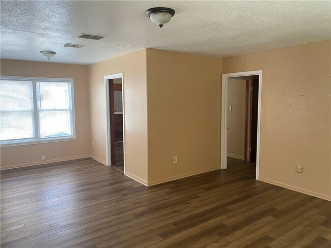 Building Photo - 922 Rosedale Dr