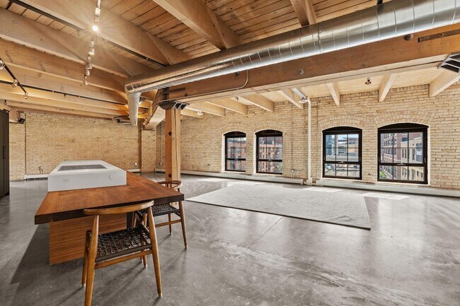 Building Photo - 404 N Washington Ave