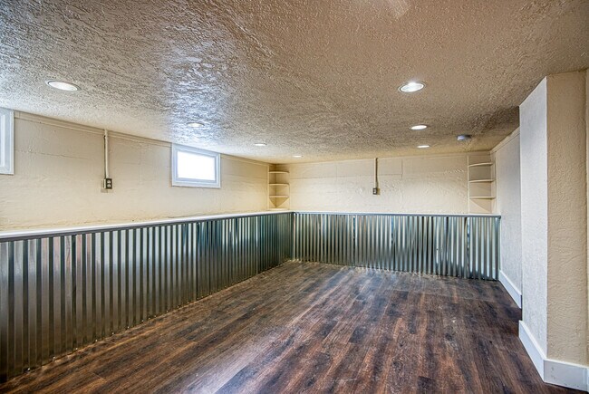 Building Photo - 255 1st Ave En