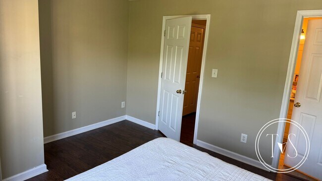 Foto del edificio - RATE DROP ALERT (was $2300/month) and SUMM...