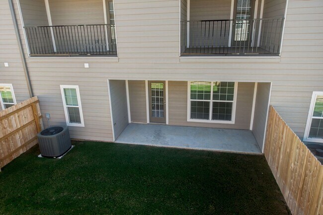 Foto del edificio - AUGUST 2026 PRE-LEASE! Gorgeous 4 Bed, 4.5 Bath Townhome at The Revelry!
