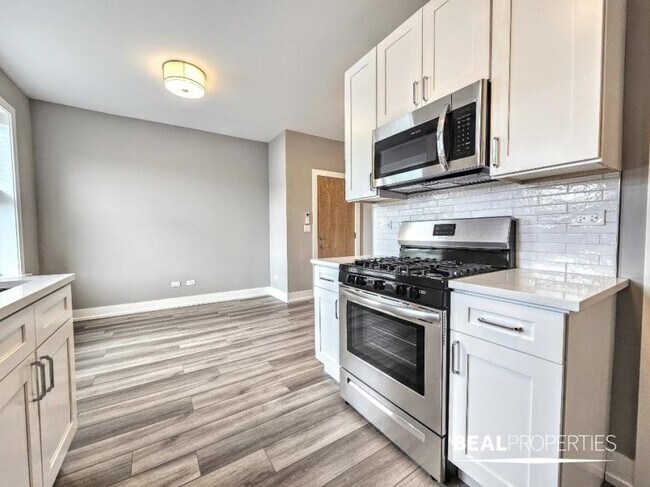 Foto del edificio - 2 bedroom in CHICAGO IL 60613