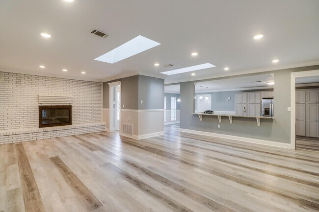 Building Photo - 15744 Parkwood Dr S