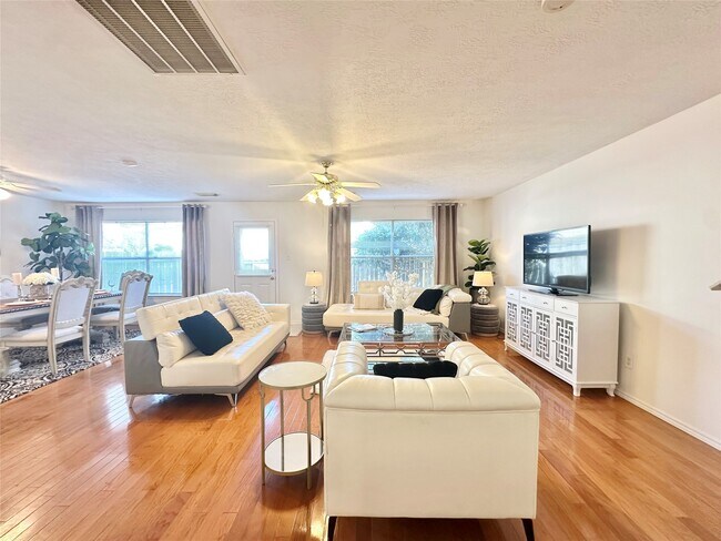 Foto del edificio - 8223 Golf Green Cir