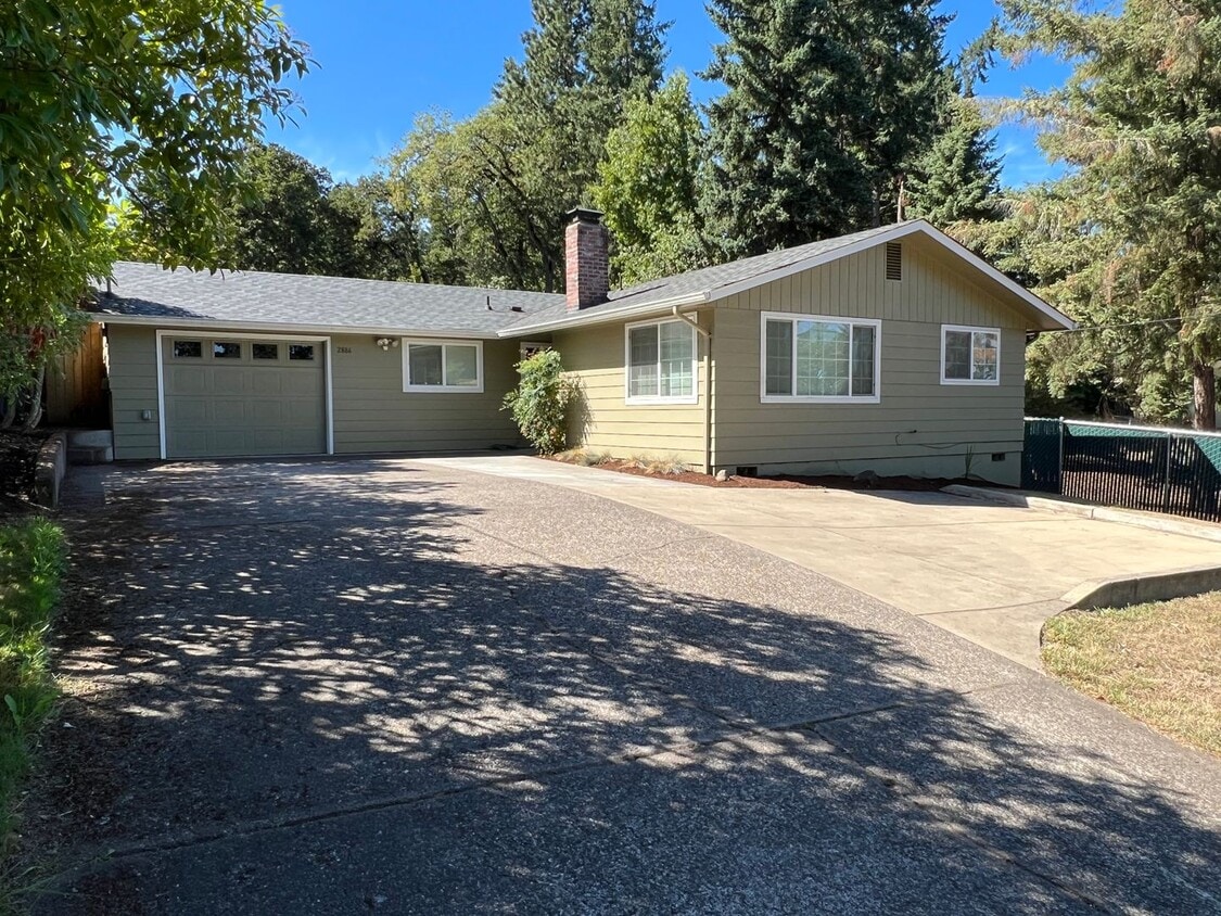 Primary Photo - Nice 3 bedroom, 2 bath house in a great ne...