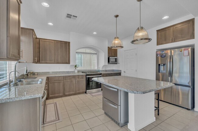 Building Photo - Large Southern Highlands Tri-Level Home. P...