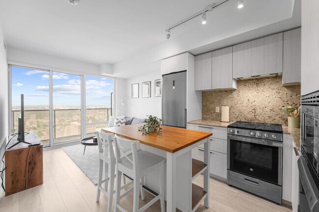 Building Photo - 501 Yonge St