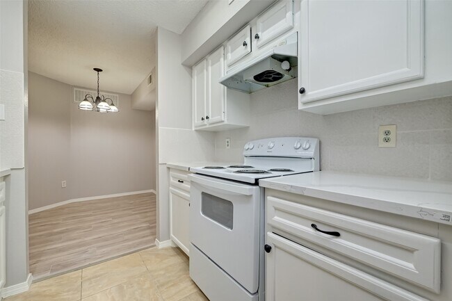 Foto del edificio - 6701 Sands Point Dr