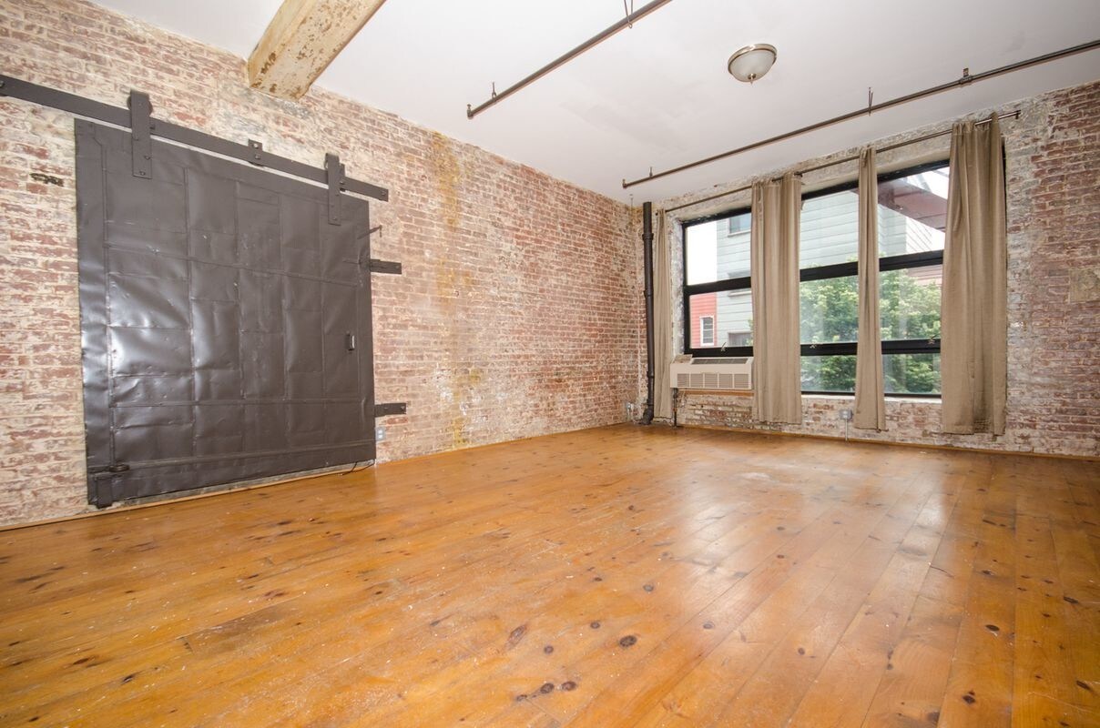 Primary Photo - 300 Graham Ave