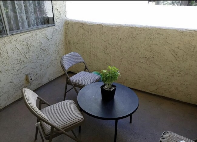 Balcony - 1339 N Columbus Ave