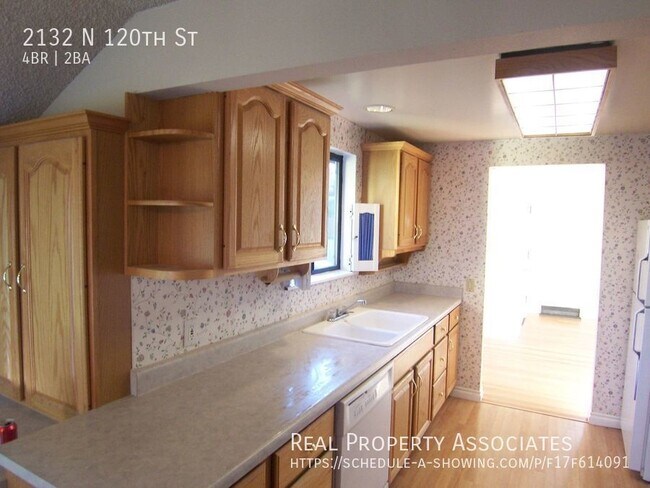 Building Photo - Haller Lake Home