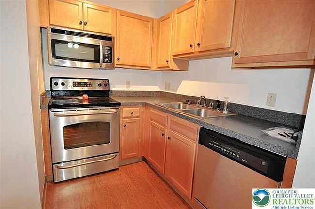 Foto del edificio - 2121 Hokendauqua Ave