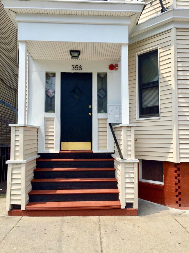 Foto del edificio - 358 Princeton St