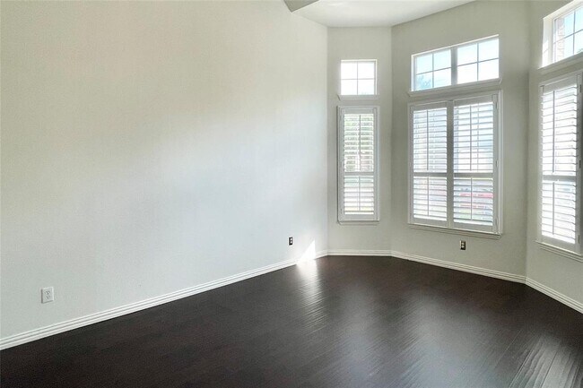 Building Photo - 8701 Brook Hollow Dr