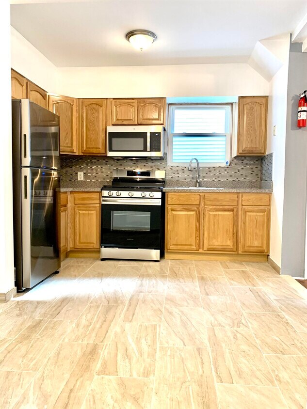 Foto principal - 107 Davis Ave
