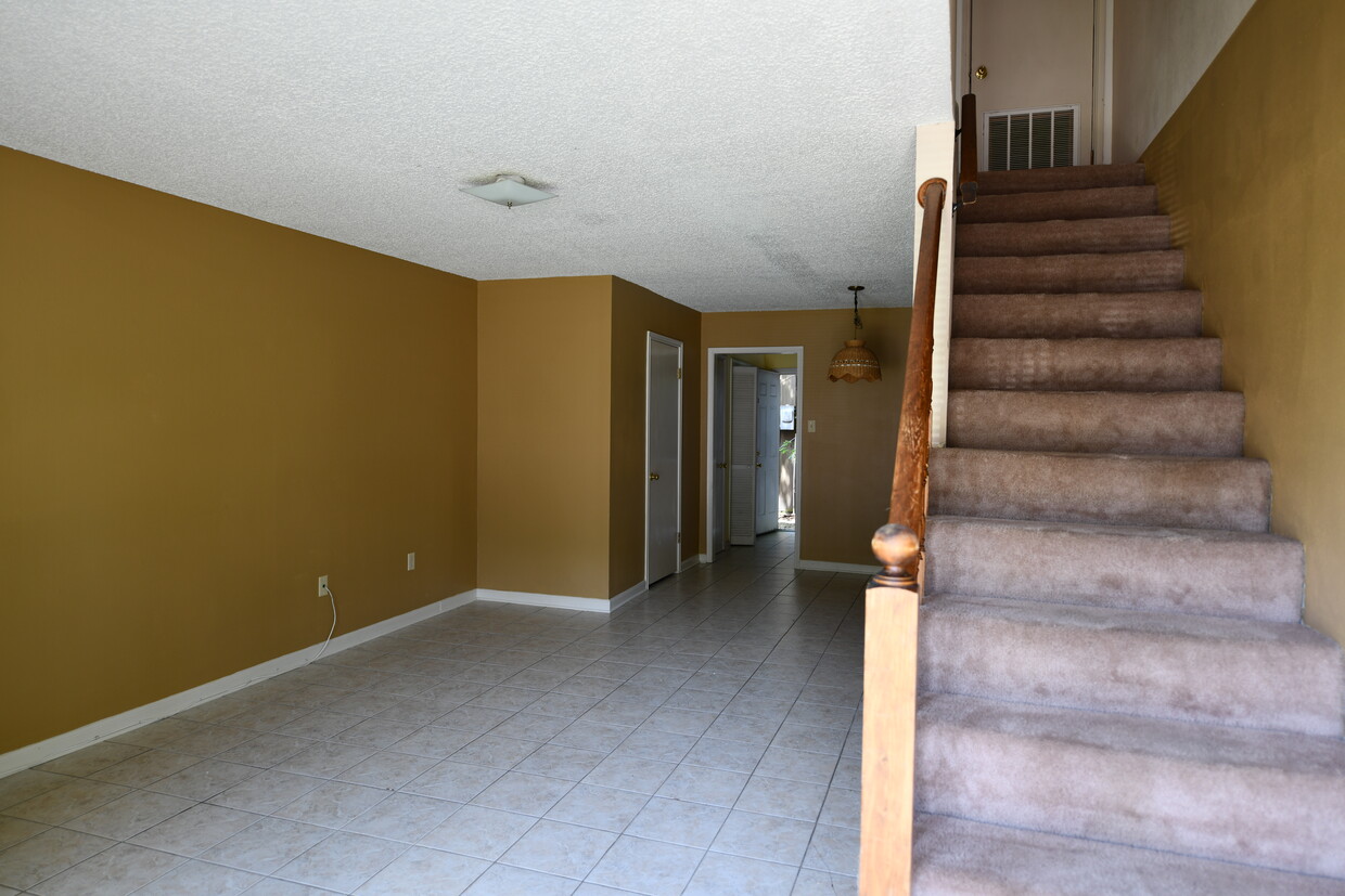 Foto principal - 755 E Boyd Dr
