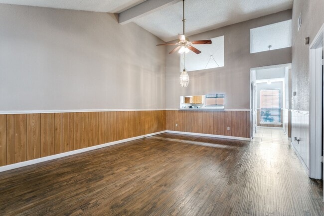 Foto del edificio - 3009 Hilltop Dr